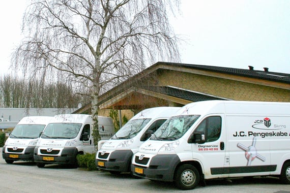 JC Pengeskabe hovedkontor og biler